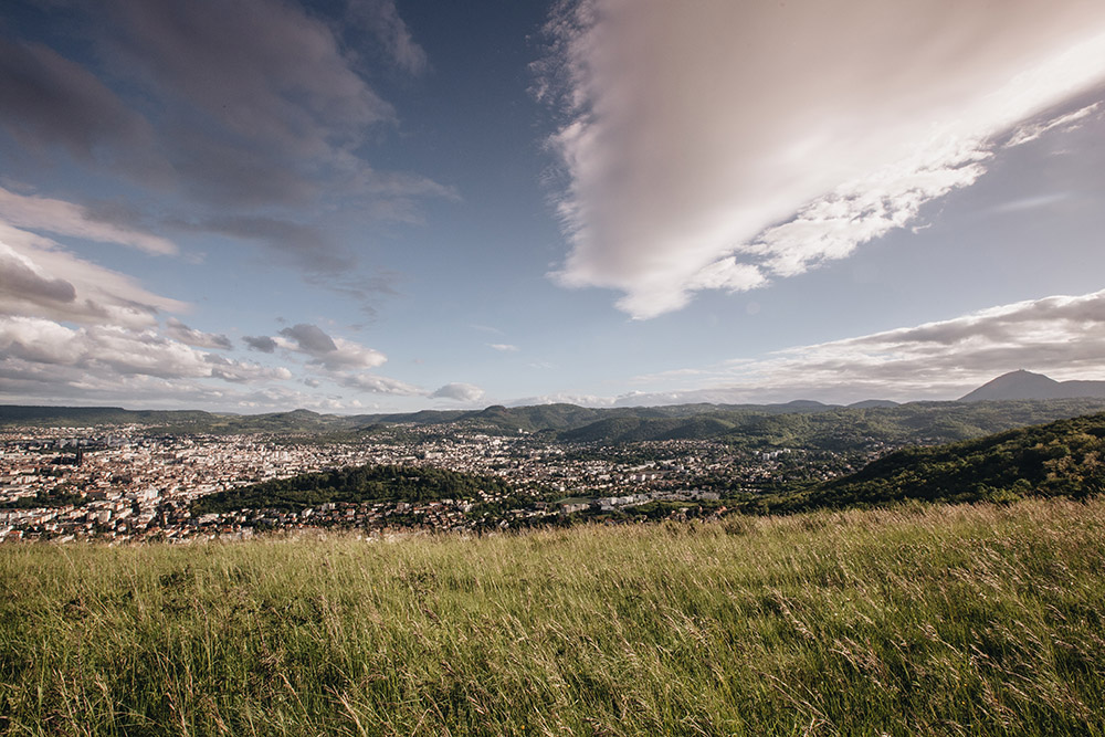 L'agglomération clermontoise et la Chaîne des Puys depuis les côtes de Clermont