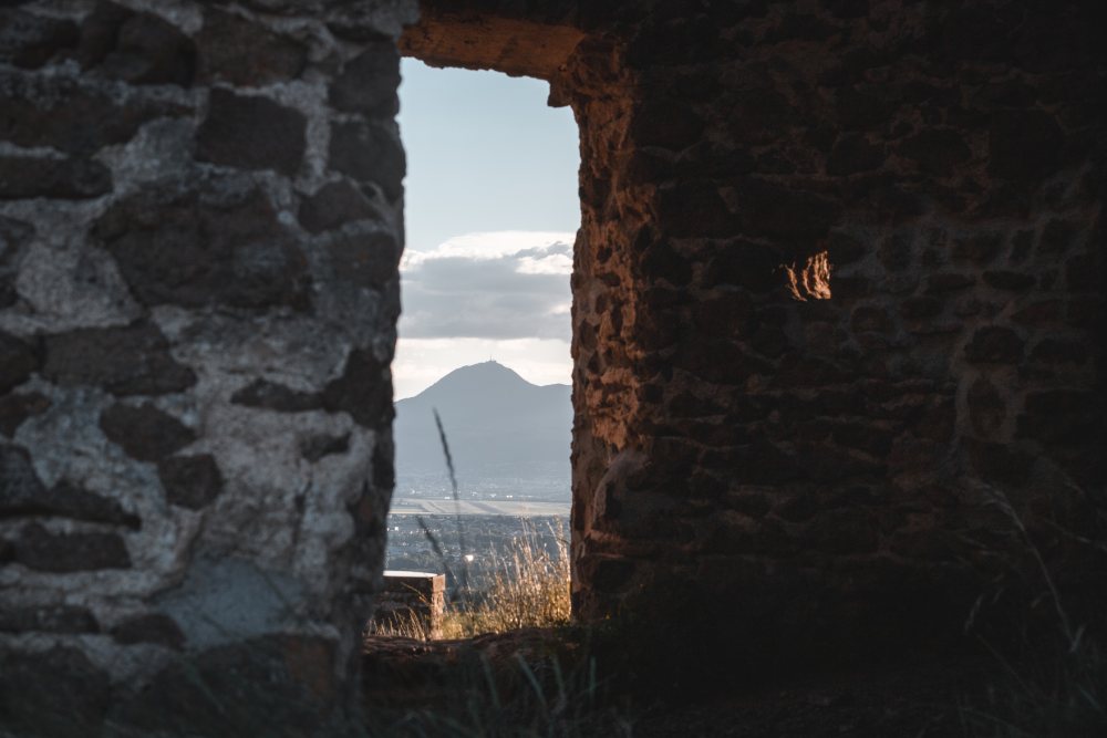 Vue sur le puy de Dôme depuis la tour de Courcourt