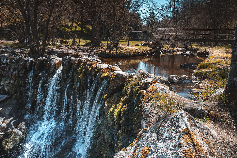 La cascade du Donauzau sur les bords du lac de Naussac